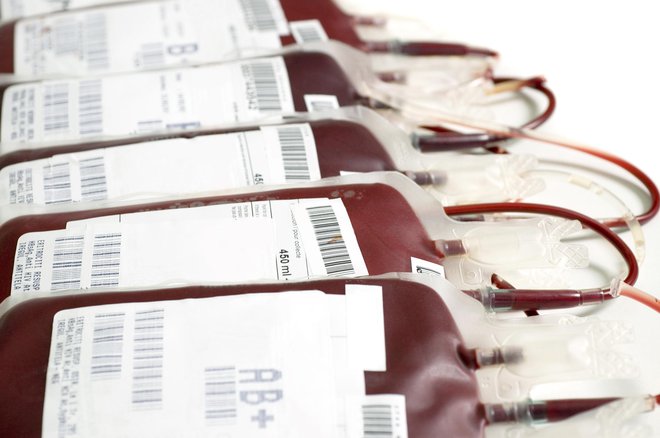 Preskrbovanje zdravstvenega sistema s krvjo je potekalo tudi med pandemijo. FOTO: Vladm/Getty Images
