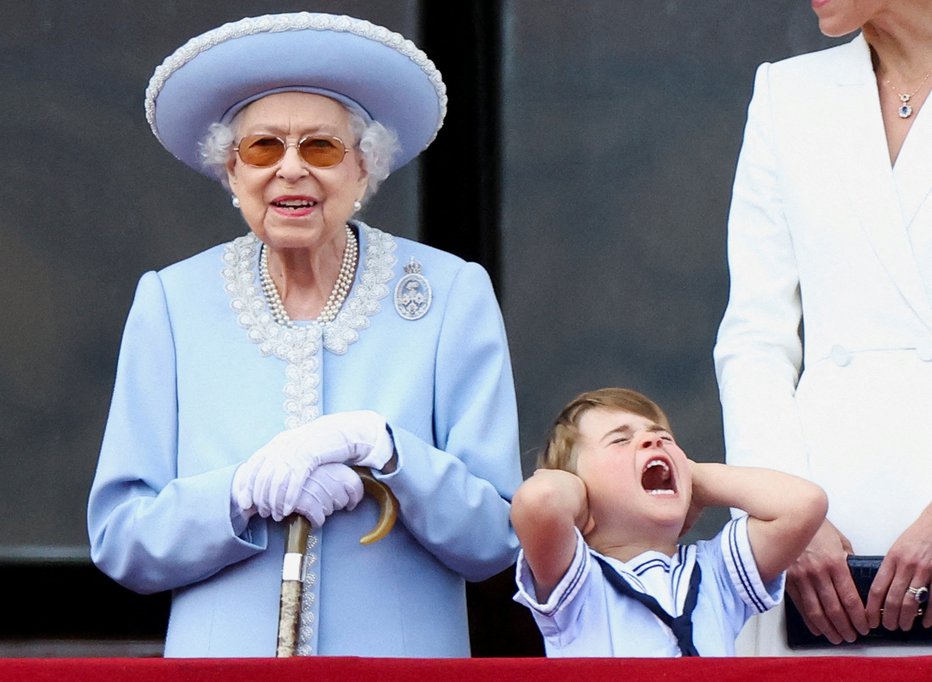 Fotografija: Kraljica Elizabeta II. in njen pravnuk princ Louis med vojaško parado. FOTO: Hannah Mckay, Reuters
