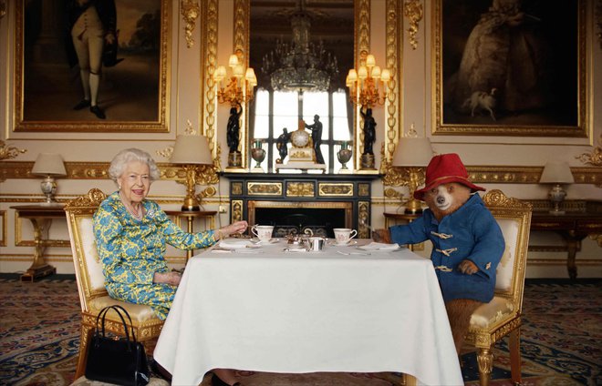 Kraljica je znova pokazala svojo šaljivo plat. FOTO: Buckingham Palace/afp
