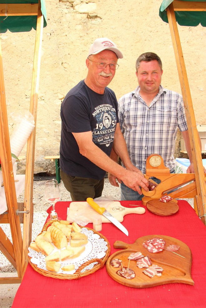 Na Karlovškem trgu v Šmarjeti so lahko gostje poskusili odlične salame Peterlinovih iz Bele Cerkve, na sliki oče Janez in sin Matjaž.
