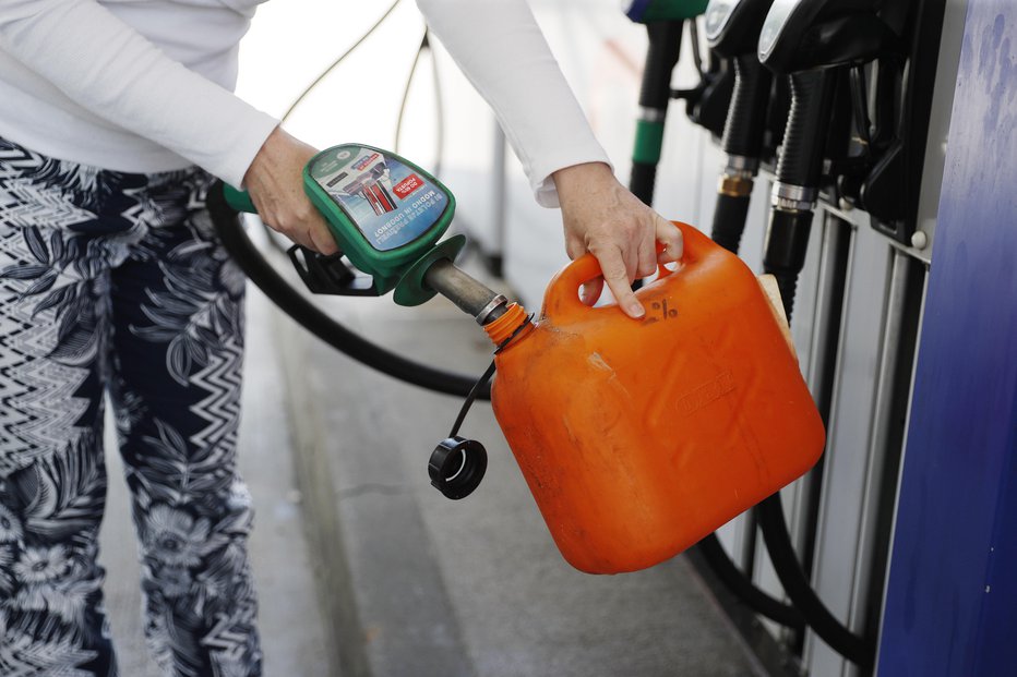 Fotografija: Točenje goriva vas bo na Hrvaškem stalo več kot v Sloveniji. FOTO: Leon Vidic, Delo
