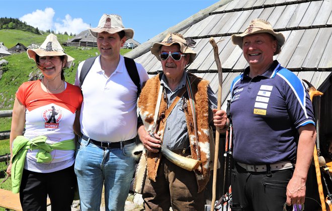 Imenitna družba dveh županov in štirih klobukarjev s karizmatičnim pastirjem Petrom Erjavškom FOTOGRAFIJE: Jože Miklavc
