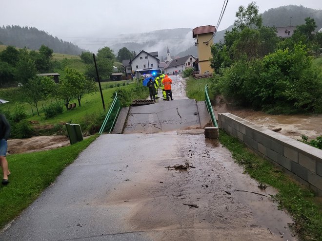 V Gornjem Doliču so narasle vode uničile most. FOTO: Pgd Dolič-Šentflorjan
