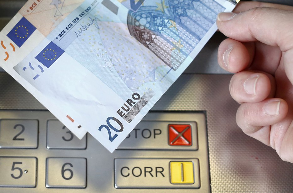 Fotografija: Združenje bank Slovenije svetuje, da izberete dvig v lokalni valuti in ne s konverzijo v evre. FOTO: Thomas Hodel, Reuters 
