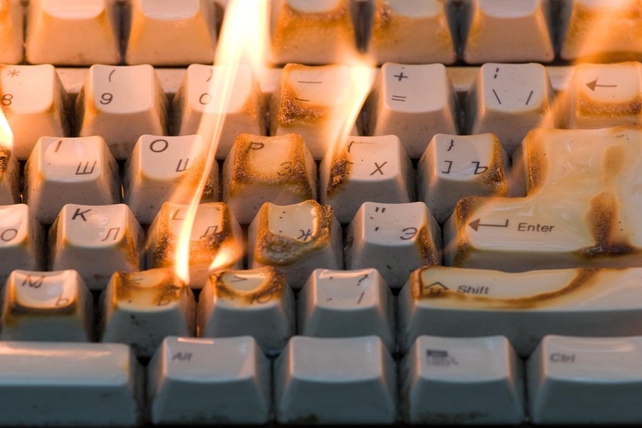 Fotografija: Zagoreli so računalniki. FOTO: Laspi Getty Images/istockphoto
