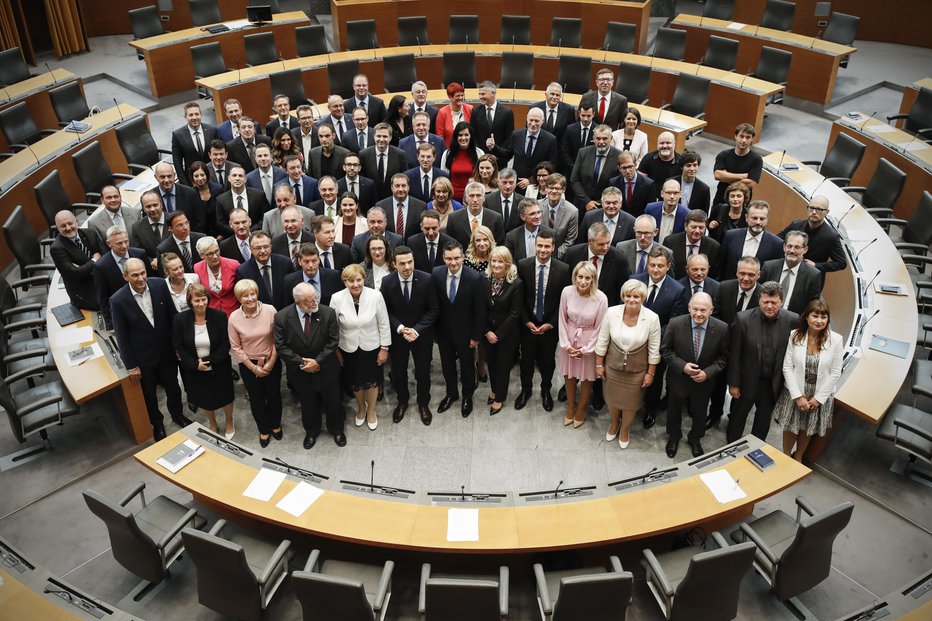 Fotografija: Poslanke in poslanci mandata 2018–2022 med prvo redno sejo Državnega zbora Republike Slovenije. FOTO: Uroš Hočevar
