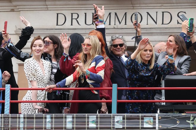 Pop smetana

Na posebnem avtobusu s podobami iz devetdesetih so se veselile tudi Phoebe Dynevor, Kate Moss in Naomi Campbell.
