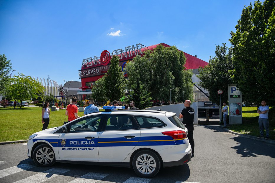 Fotografija: Policisti so nemudoma preiskali več trgovskih središč. FOTO: Josip Regovic, Pixsell.
