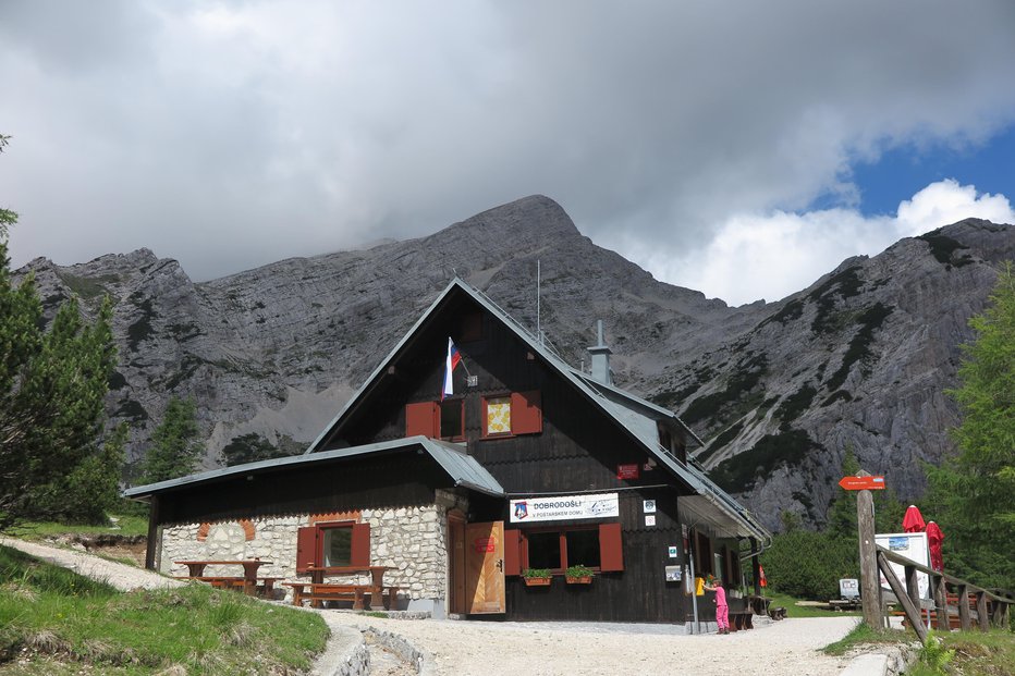 Fotografija: Med pravljičimi kranjskogorskimi planinskimi postojankami je tudi Poštarski dom na Vršiču. FOTO: Špela Ankele
