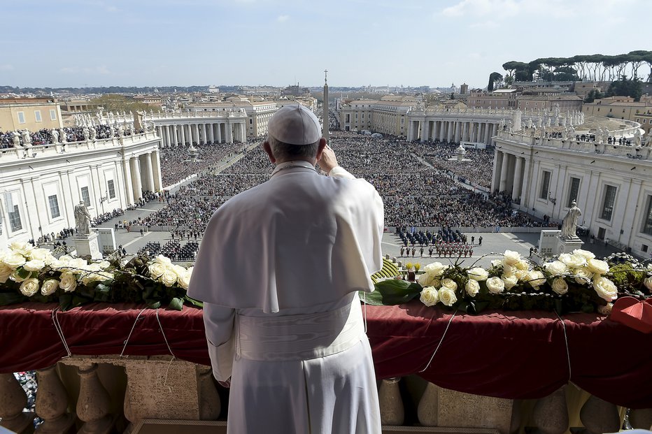 Fotografija: »Pri mojih letih ni lahko iti na misijo. Toda vaše molitve in zgled mi dajejo pogum,« je dejal papež Frančišek. FOTO: Vatican Media, Reuters Pictures
