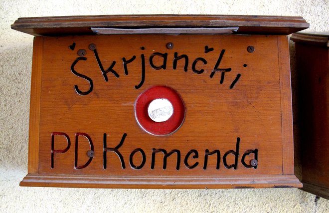 Pohodniška sekcija Škrjančki ima na Šenturški Gori v posebnem nabiralniku vpisno knjigo.
