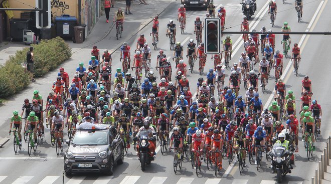 Na dirki Po Sloveniji morajo varovati več kot 800 kilometrov cest, varnost pa je treba zagotoviti kolesarjem in vsem ostalim udeležencem. FOTO: Tomi Lombar, Delo 
