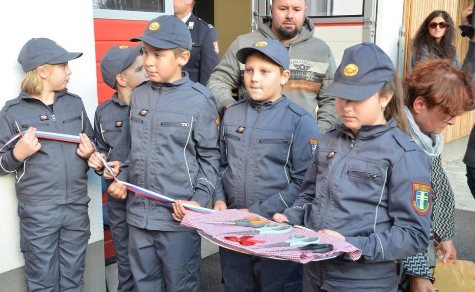 Fotografija: Ni bojazni za prihodnost gasilstva v Dobrovniku, saj imajo veliko mladih.
