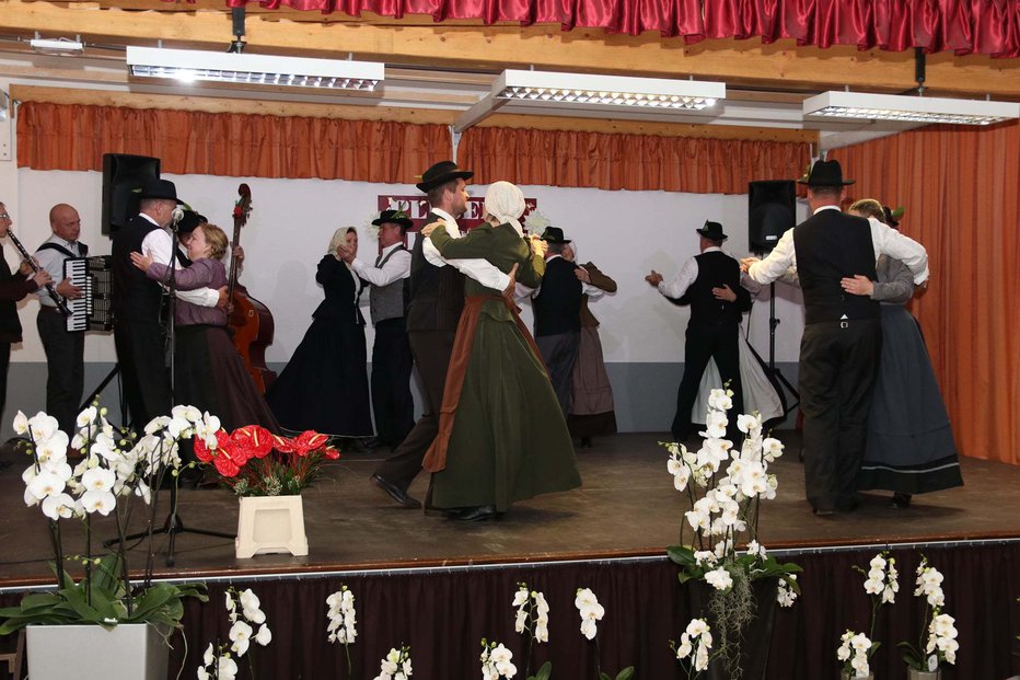 Fotografija: Na slovesnosti so prikazali splet prekmurskih plesov.
