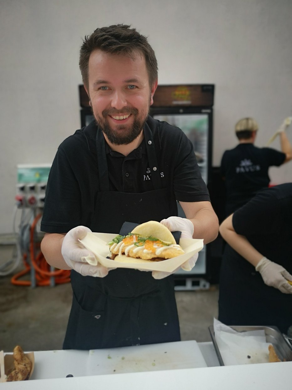 Fotografija: Marko Pavčnik, chef leta, je znan po tem, da jedi kreira z lokalnimi sestavinami, in tako je bilo tudi tokrat.
