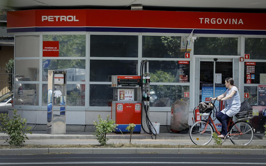 Fotografija: Pred dopusti bodo cene bencina občutno poskočile. FOTO: Jože Suhadolnik
