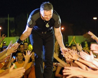 Na fotografiji hrvaški rock zvezdnik Marko Perković z umetniškim imenom Thompson pozdravlja svoje oboževalce med koncertom v Splitu julija 2007. FOTO: Aa
