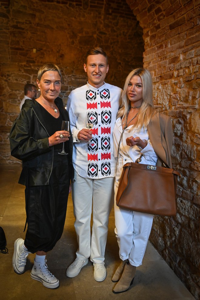 Yevheniy Dranov, direktor Perutnine Ptuj, v družbi dekleta Veronike Polove in mame Natalie Dranove, je bil odet v ukrajinska oblačila.
