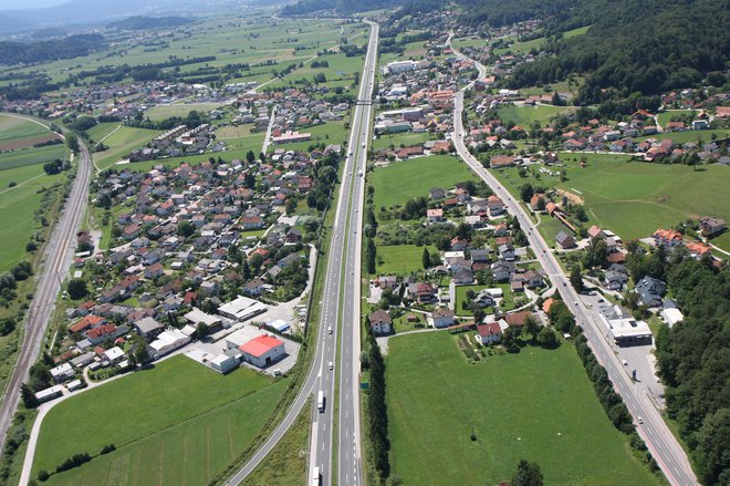 Avtocesta mimo Brezovice pri Ljubljani FOTO: Primož Hieng
