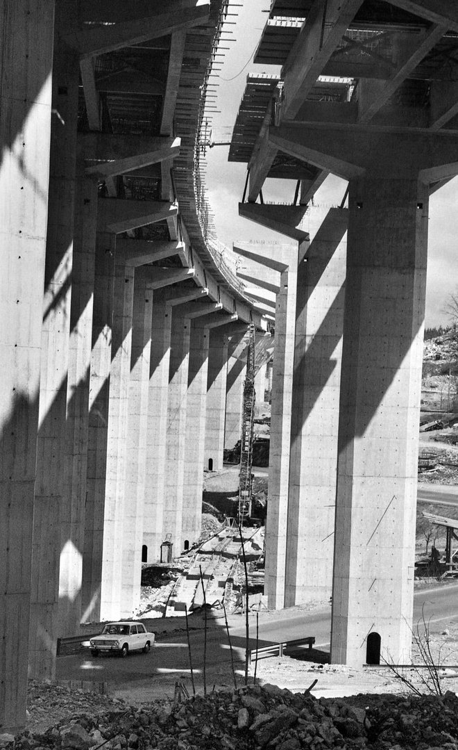 Podporni stebri skoraj 600 metrov dolgega viadukta Ravbarkomanda, pomlad 1972 FOTO: Nace Bizilj
