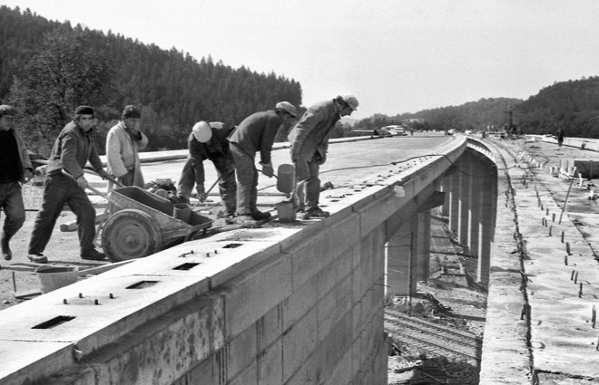 Gradbena dela na viaduktu Ravbarkomanda, jesen 1972 FOTO: Marjan Ciglič
