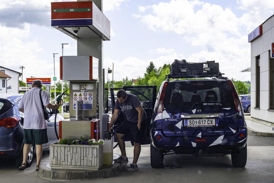 Fotografija: In potem šofer z avstrijsko tablico natoči gorivo v kanister. FOTO: M. F.
