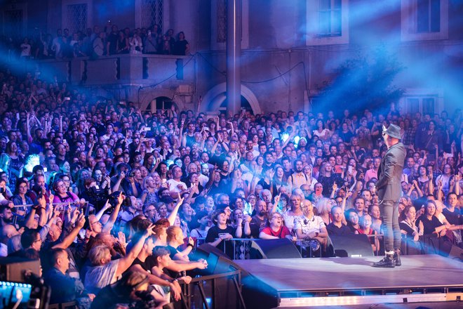 Ob 3000-glavi množici, ki je do zadnjega kotička napolnila Križanke, so koncert lahko spremljali tudi po radijskem in televizijskem prenosu v živo. FOTOGRAFIJE: MEDIASPEED.net
