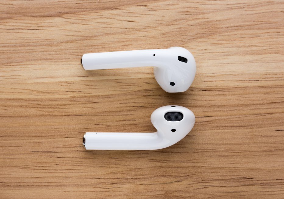 Fotografija: Mnogi so si kupili brezžične slušalke. FOTO: Seremin/Getty Images
