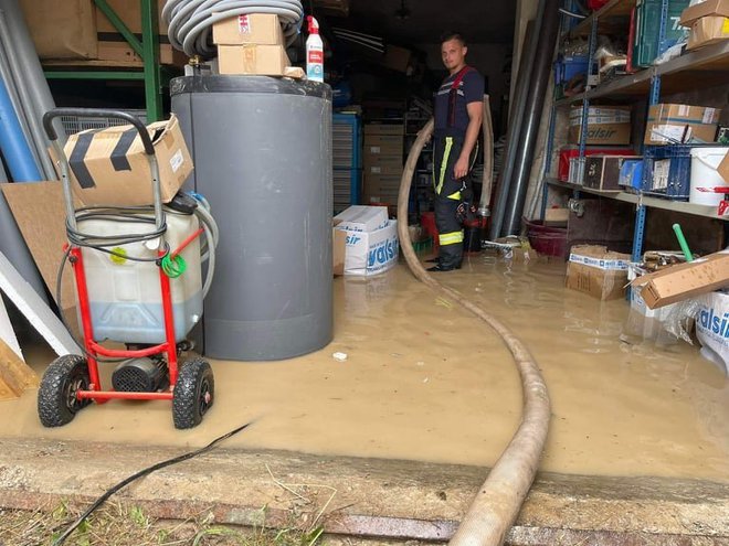 Gasilci so črpali vodo iz poplavljenih objektov. FOTO: PGD Štrekljevec
