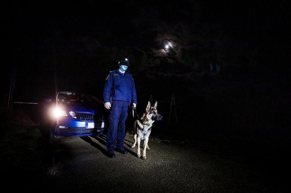 Fotografija: Službeni policijski pes se globoko naveže na svojega vodnika. Fotografija je simbolična. FOTO: Milan Sabić, Pixsell
