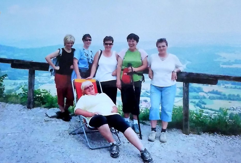 Fotografija: Bilo je na Šmarni gori: na ležalniku Helena, z leve pa Vlasta, Katja, Miranda, Iva in Silvana. FOTO: Osebni arhiv
