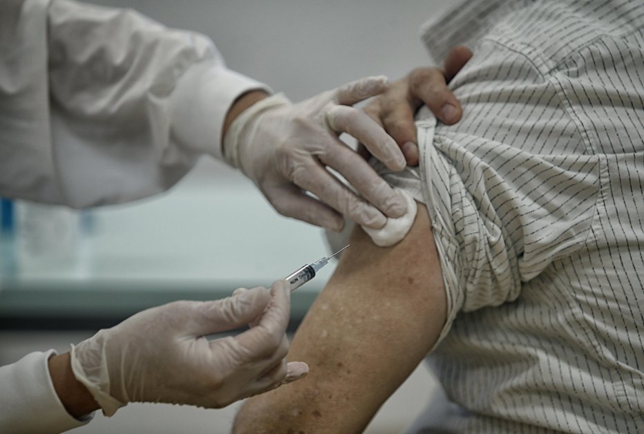 Fotografija: Cepljenje proti covidu. FOTO: Blaž Samec
