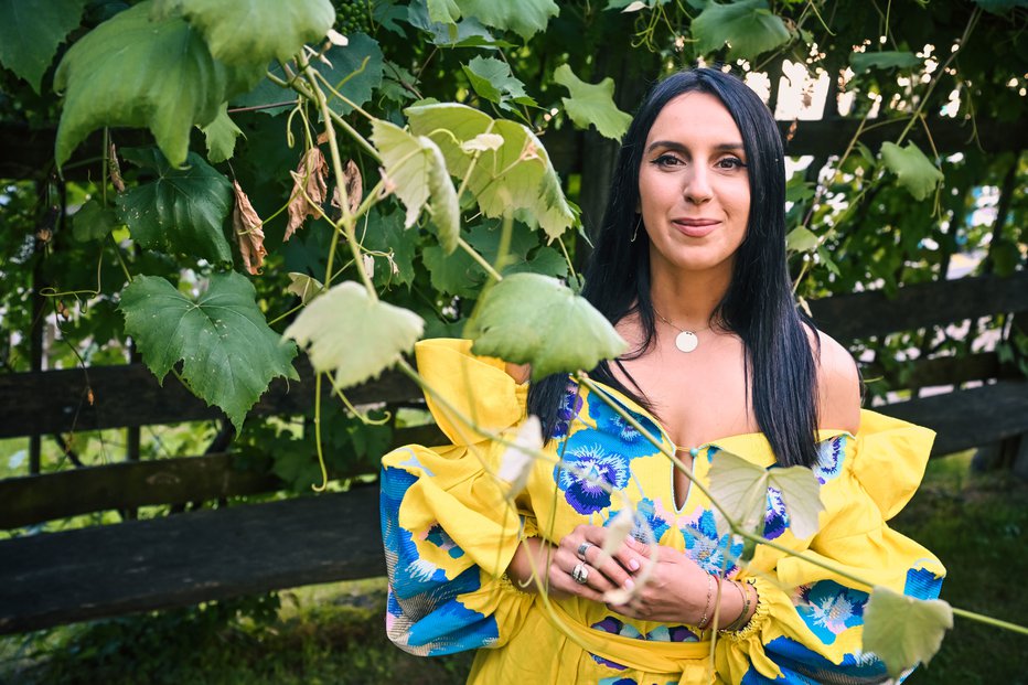 Fotografija: Vinska trta jo spominja na dom v Ukrajini.
