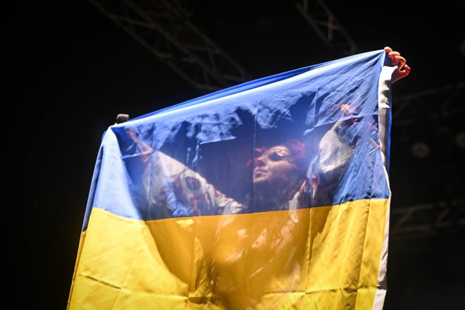 Na koncertu v Sveti Trojici jenastopila zavita v ukrajinsko zastavo.

