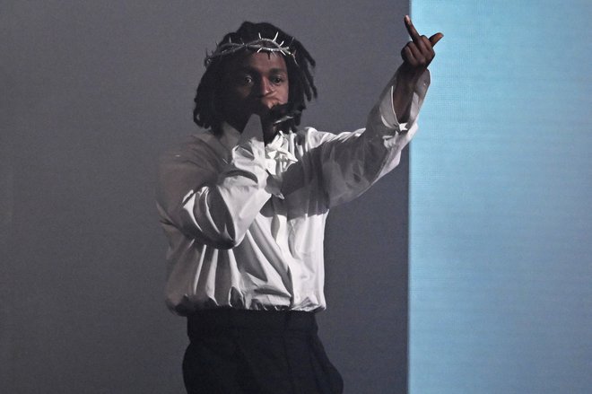Za enega najbolj dramatičnih nastopov je poskrbel raper Kendrick Lamar. FOTO: Dylan Martinez/Reuters
