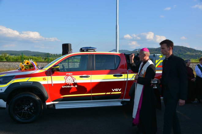 Blagoslov novih pridobitev je opravil ljubljanski škof msgr. dr. Anton Jamnik.
