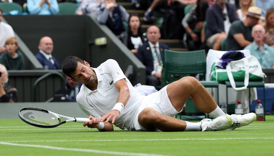 Fotografija: Wimbledonski favorit Novak Đoković za uvod ni blestel, je pa dosegel pričakovano zmago. FOTO: Paul Childs, Reuters
