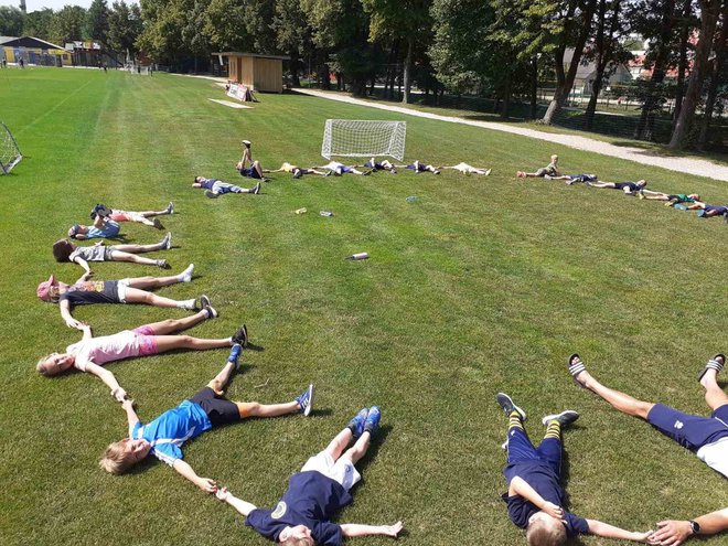 Niso popadali od vročine, tudi ležanje na travi je del zabavnih aktivnosti.
