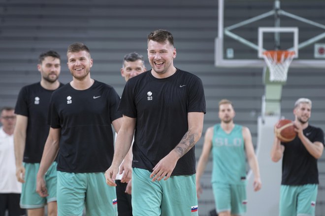 Luka Dončić, Edo Murić in drugi na treningu slovenske reprezentance v Stožicah. FOTO: Jure Eržen, Delo
