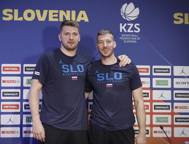 Luka Dončić in Goran Dragić. FOTO: Jože Suhadolnik
