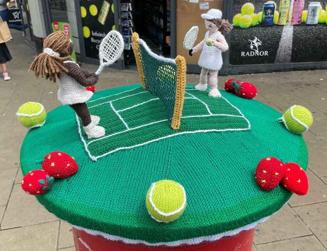 V Wimbledonu, kjer se trenutno tare ljudi, je nekdo v duhu tenisa okrasil poštni nabiralnik. FOTO: Osebni arhiv
