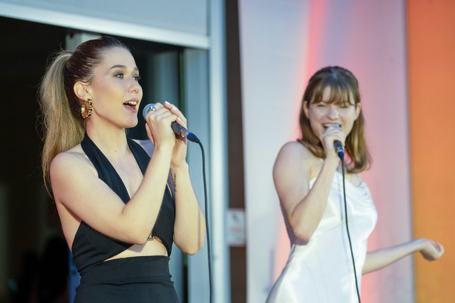 Vročino sta s svojim glasom in stasom še dodatno dvignili pevki Samantha Maya Šolaja in Špela Jezovšek - Stella.
