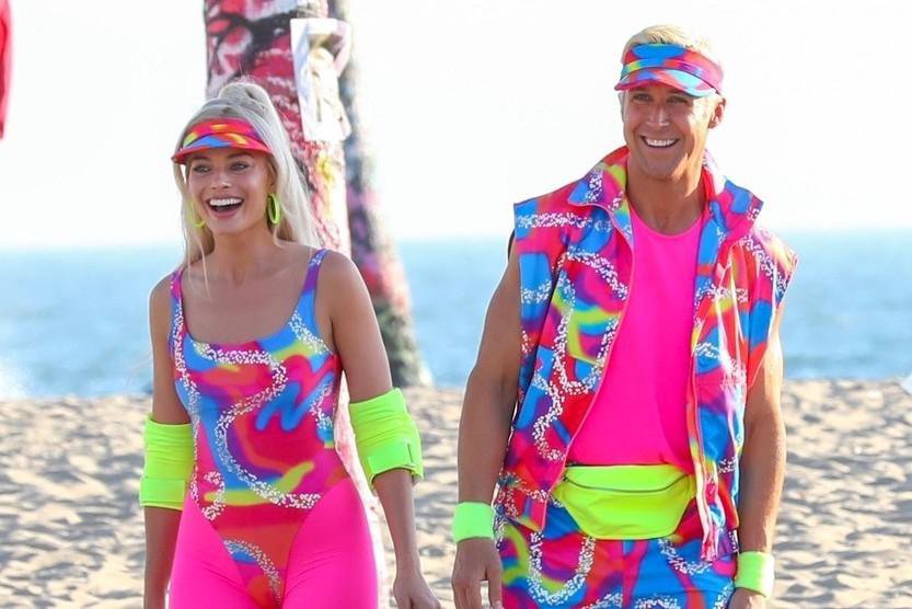Fotografija: Venice Beach, CA  - Margot Robbie and Ryan Gosling share a laugh as they film a rollerblading scene for 'Barbie' in Venice Beach in very bright and colorful neon attire. Ryan is unable to stop in between takes and is forced to land in the sand

*UK Clients - Pictures Containing Children
Please Pixelate Face Prior To Publication*,Image: 703348522, License: Rights-managed, Restrictions: PICTURES HAVE BEEN EDITED, Model Release: no, Pictured: Margot Robbie, Ryan Gosling, Credit line: Profimedia
