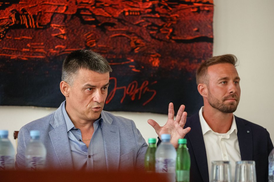 Fotografija: Janez Sodržnik (levo) podpornikom sporoča: »Sam sem nihče, skupaj pa smo nepremagljivi!« FOTO: Črt Piksi
