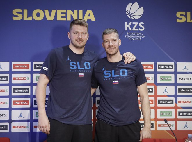 Luka Dončić in Goran Dragić pred četrtkovo tekmo v Stožicah. FOTO: Jože Suhadolnik
