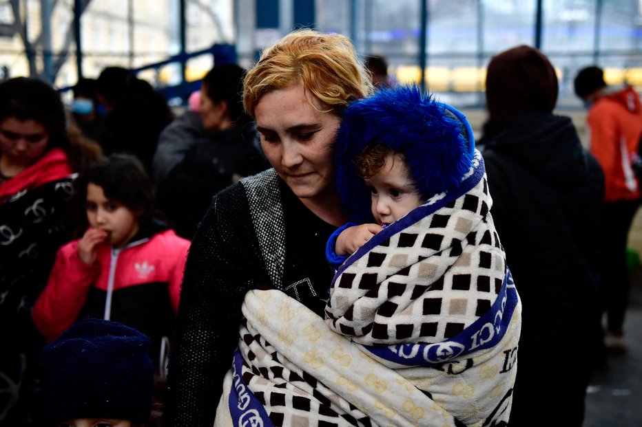 Fotografija: Številni begunci iz Ukrajine beže v Italijo, kjer že živi številčna ukrajinska diaspora. FOTO: Marton Monus/Reuters

