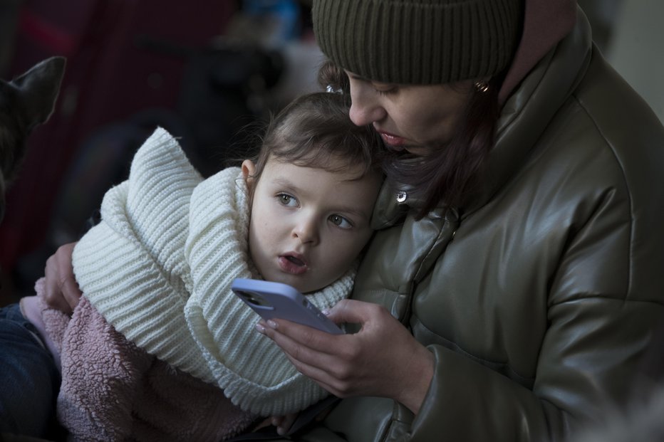 Fotografija: Domove je moralo zapustiti 60 odstotkov otrok iz Ukrajine, opozarja Unicef. FOTO: Jure Eržen/Delo
