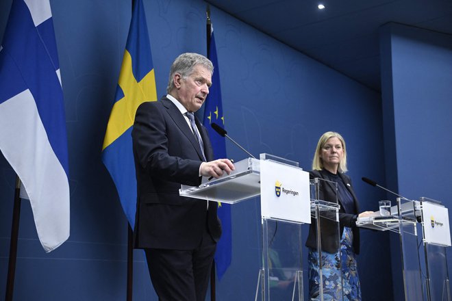 Finski predsednik Sauli Niinisto in švedska premierka Magdalena Andersson. FOTO: Anders Wiklund/AFP
