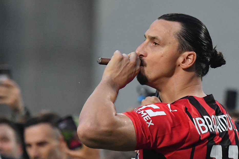 Fotografija: Štiridesetletni Ibrahimović je na zmagovalni oder prikorakal s cigaro v rokah. Foto Tiziana Fabi/AFP
