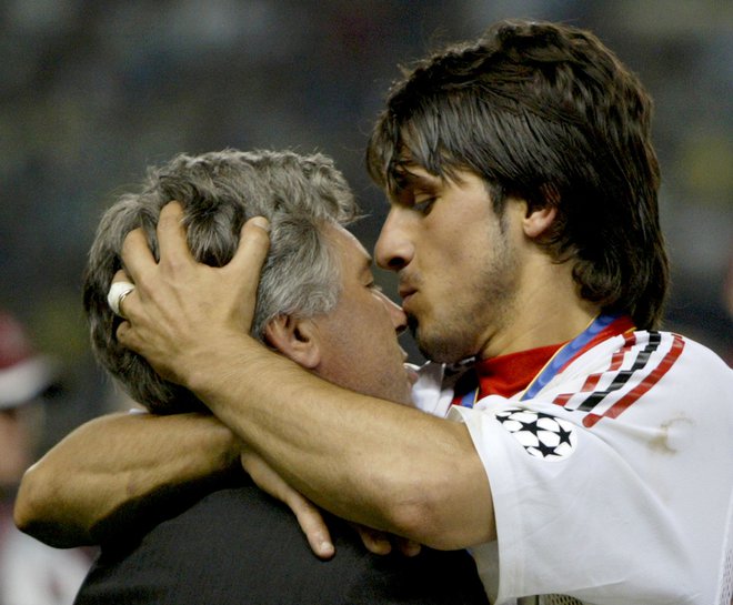 Carlo Ancelotti je v ligi prvakov dvakrat zmagal kot igralec in trikrat ko trener. Na fotografiji v objemu Gennara Gattusa po zmagi nad Juventusom leta 2003. FOTO: Alessandro Bianchi/Reuters
